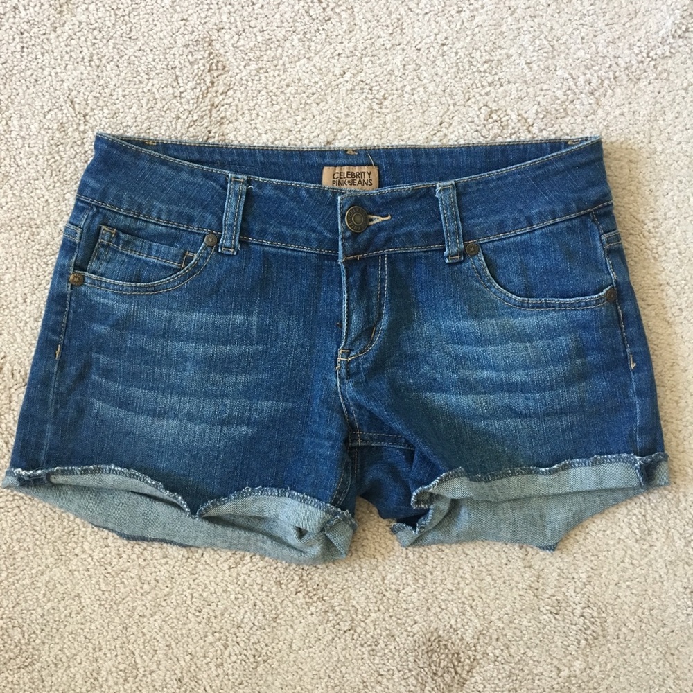 Cute denim shorts with buttoned pockets